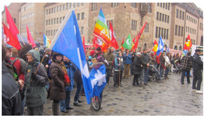 صورة عن المظاهرات السلمية في مدينة نورنبرغ الألمانية في 9 نيسان 2012 والذي شارك فيها 800 مشترك