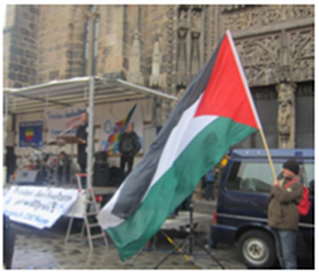 العلم الفلسطيني يرفرف جانب المنصة الرئيسة في مدينة نورنبرغ  في9 نيسان 2012 أثناء القاء الكلمات المؤيدة للسلام للمشاركين